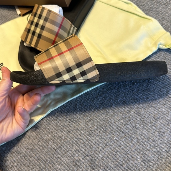 Burberry slides - Picture 3 of 8